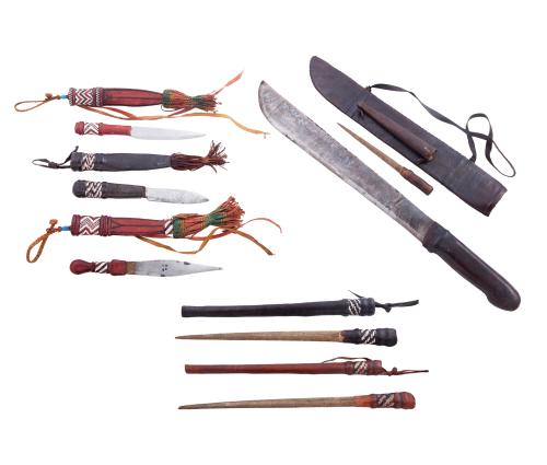 COLECCIÓN DE ARMAS BLANCAS DE ETNIA AFRICANA (7 PIEZAS)