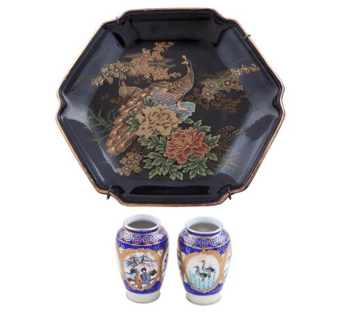 LOTE DE PLATO DECORATIVO Y DOS PEQUEÑOS JARRONES EN CERÁMIC