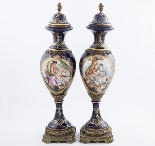 PAREJA DE JARRONES DE ESTILO SÈVRES EN PORCELANA Y BRONCE