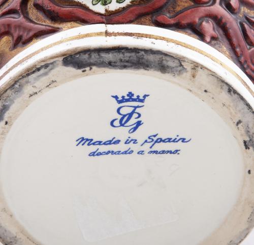 PAREJA DE JARRONES EN PORCELANA FABRICADA POR LA FUNDACIÓN 