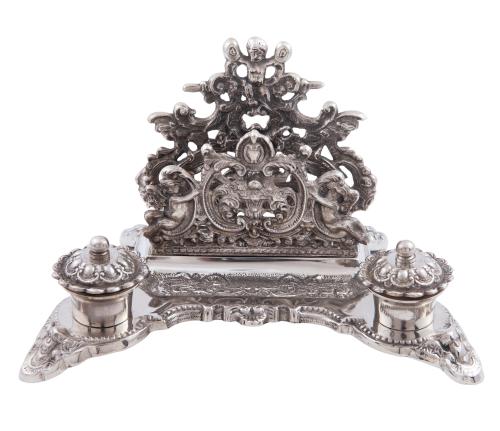 ESCRIBANÍA DE DISEÑO ANTIGUO EN METAL PLATEADO CON DOBLE TI
