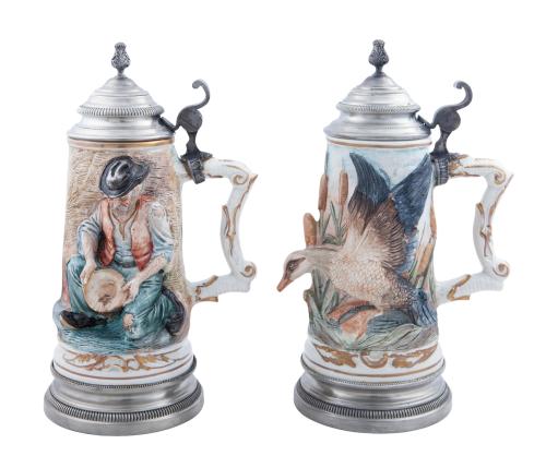 PAREJA DE JARRAS DE CERVEZA EN PORCELANA CAPODIMONTE (1970)