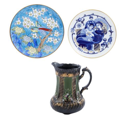 LOTE DE DOS PLATOS DECORATIVOS EN PORCELANA Y UNA JARRA EN 