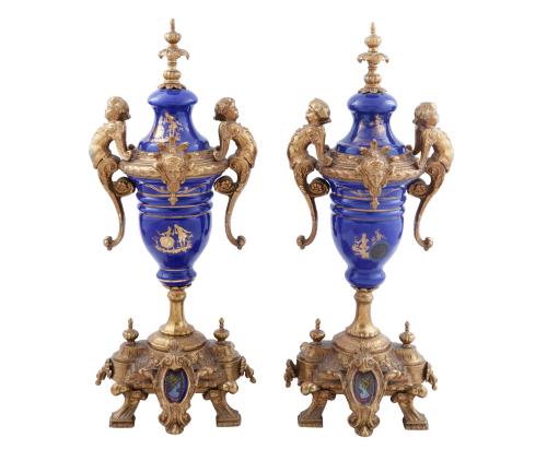 PAREJA DE JARRONES EN BRONCE, PORCELANA AZUL COBALTO Y MEDA