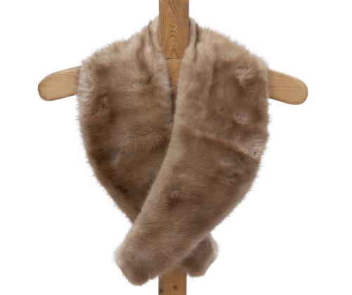CUELLO DE LOMOS DE VISÓN EN TONO CAMEL