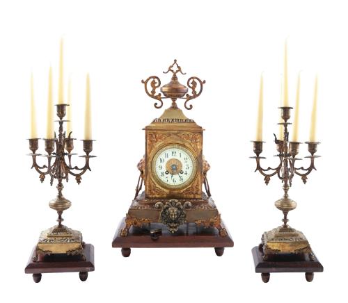 GUARNICIÓN DE RELOJ DE SOBREMESA Y DOS CANDELABROS EN BRONC