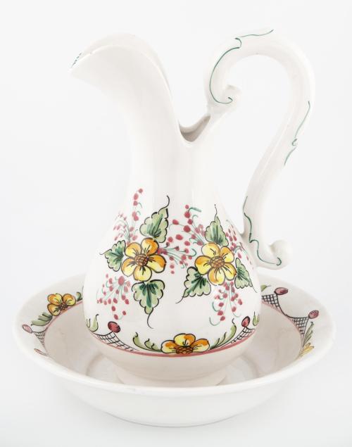 AGUAMANIL Y JOFAINA EN PORCELANA CON DECORACIÓN PINTADA A M