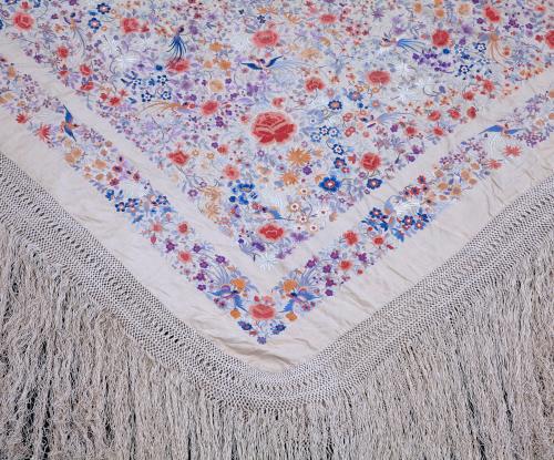 MANTÓN DE MANILA ANTIGUO CON BORDADO MULTICOLOR SOBRE SEDA 