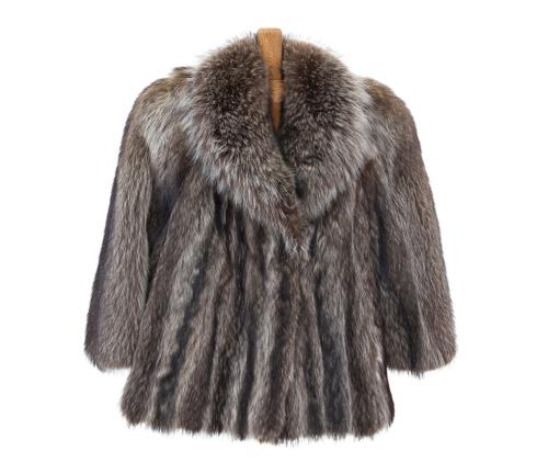 CHAQUETÓN DE PIEL DE LOMOS DE ZORRO EN TONOS GRISES Y PLATE