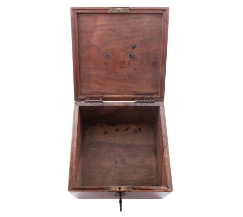 ARQUETA DE ALMACENAJE EN MADERA NOBLE CON HERRAJES DE ESTIL