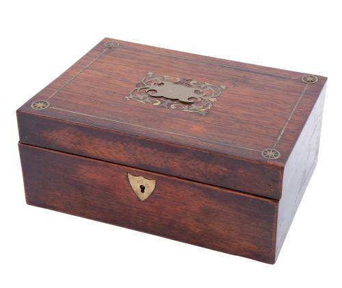 CAJA JOYERO EN MADERA NOBLE CON MARQUETERIA DE LATÓN. S.XIX