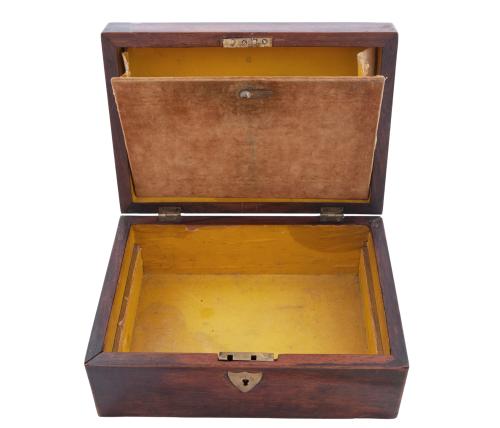 CAJA JOYERO EN MADERA NOBLE CON MARQUETERIA DE LATÓN. S.XIX