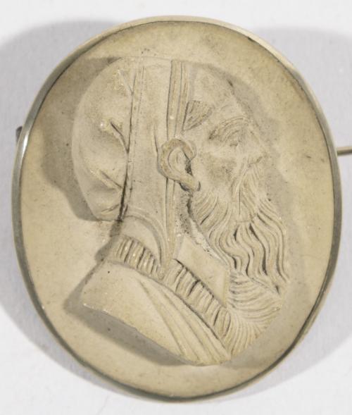 BROCHE EN PIEDRA DE LAVA CON PERFIL MASCULINO, ESCUELA ITAL